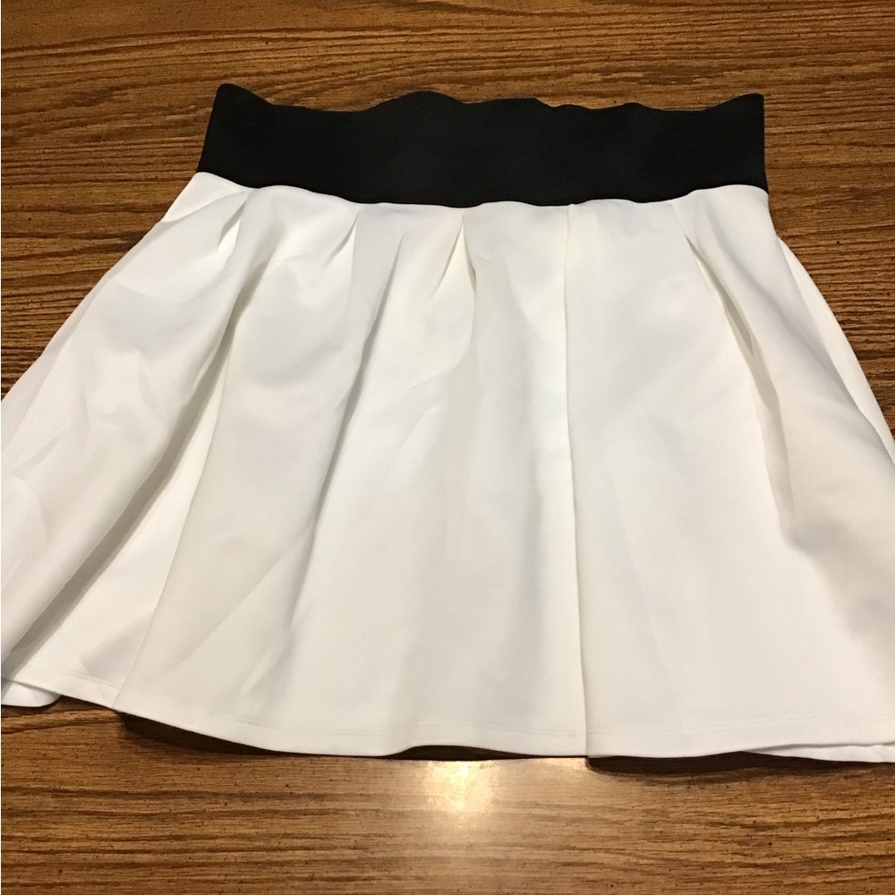 Women’s NWOT Black and White Skirt WITH WIDE elastic waistband size XL